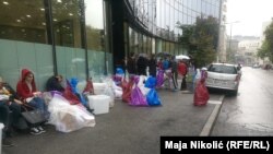 Ponedjeljak, dana nakon izbora, vreće sa glasačkim listićima na trotoaru u Tuzli