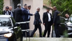 هیئت ایرانی در حال خروج از اقامتگاه سفیر عمان در رم که محل مذاکرات ایران و آمریکا بود
