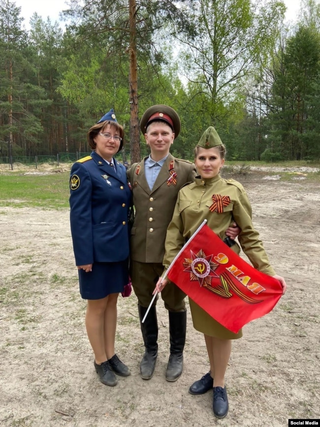 Ілля Сорокін з колегами в радянський формі