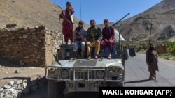 "Talyban" söweşijileri Panjşir welaýatynyň Omarz sebitinde bir "Hamwi" (Humvee) ulagynyň üstünde otyr. 2021-nji ýylyň sentýabr aýy. 