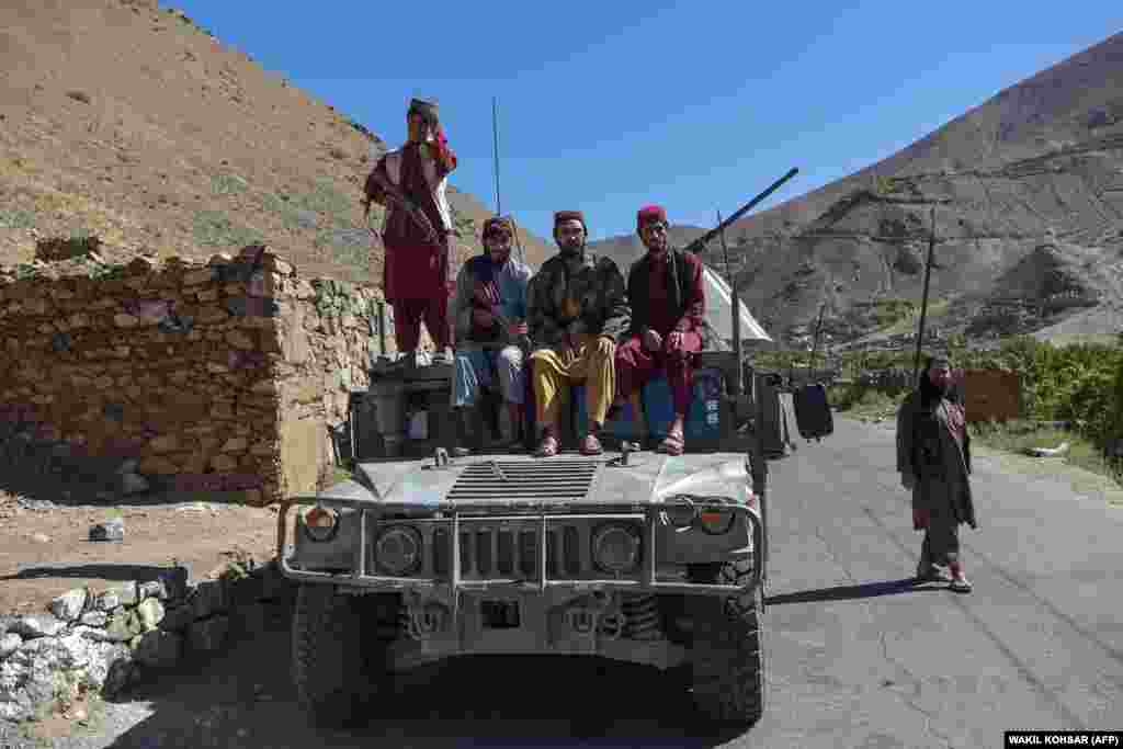 Luftëtarë talibanë duke qëndruar mbi një automjet ushtarak &quot;Humvee&quot;, në rajonin e Omarzit.