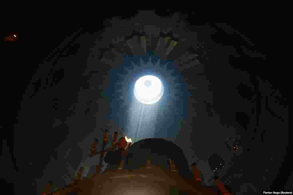 Fotografija snimljena tokom ceremonije Svetog ognja u Crkvi Svetog groba. Hiljade ljudi se tradicionalno okupljaju kako bi vidjeli patrijarha kako ulazi, a potom izlazi iz prostorije za koju se vjeruje da je Hristov grob. Nakon toga se izgovara molitva, pali se Sveti oganj, a vjernici u rukama drže upaljene svijeće.