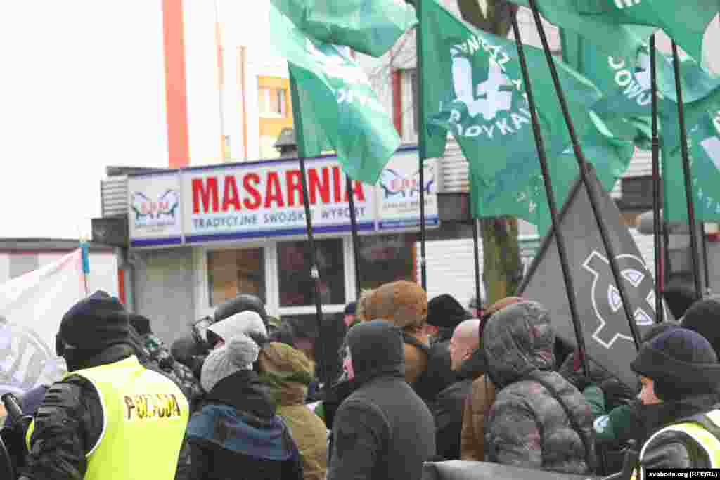 &laquo;Кельцкі крыж&raquo; на адным са сьцягоў.