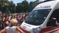 Люди не пускають швидку