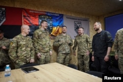 Командувач 19 АК Валерій Скред, командувач УВ «Азов» Денис Прокопенко, командувач УВ «Центр» Андрій Білецький, головком ЗСУ Михайло Драпатий, міністр оборони Євгеній Хмара на Донбасі, 30 вересня 2026 року