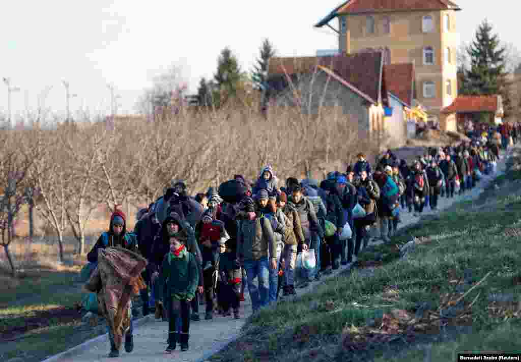 Migranti i izbeglice na početku protestne šetnje u pravcu graničnog prelaza Kelebija