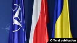 Drapele NATO, Poloniei și Ucrainei la summitul de la Varșovia