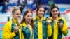 Katër garueset australiane e festojnë medaljen e artë ekipore në 4x100 metra stil i lirë në not, në Lojërat Olimpike Paris 2024, 27 korrik 2024.