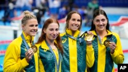 Katër garueset australiane e festojnë medaljen e artë ekipore në 4x100 metra stil i lirë në not, në Lojërat Olimpike Paris 2024, 27 korrik 2024.