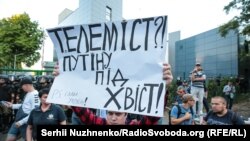 Під час акції «Ідемо на телеміст!» під телеканалом NewsOne. Київ, 8 липня 2019 року