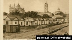 Поштова листівка 1935 року з виглядом на Почаївську лавру та частину господарських будівель