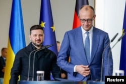 Cancelarul german, Friedrich Merz (dreapta), și președintele ucrainean, Volodimir Zelenski, în ziua consultărilor guvernamentale germano-ucrainene, la Cancelaria din Berlin, Germania, 14 aprilie 2026