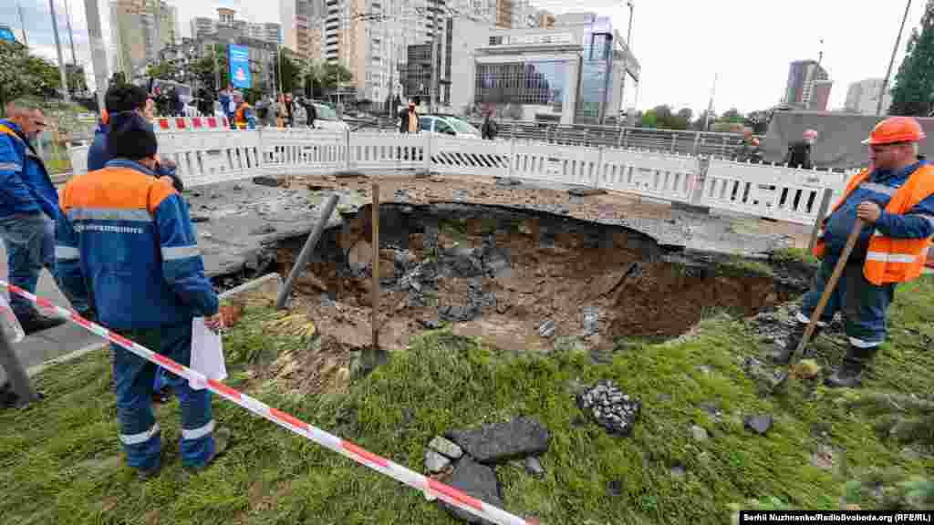 &laquo;Сьогодні о 14:48 на проспекті Голосіївському, 3, сталося пошкодження магістрального трубопроводу з витоком води назовні. Вода в трубопроводі перебувала під тиском, через що в результаті прориву утворився струмінь і відбувся провал асфальту. Пошкодження виявлене під час гідравлічних випробувань тепломереж у зоні обслуговування ТЕЦ-5&raquo;, &ndash; йдеться в повідомленні