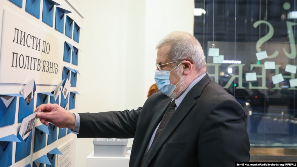 Голова Меджлісу кримськотатарського народу Рефат Чубаров вкладає листівку для політв'язнів Кремля