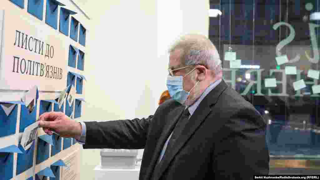 Голова Меджлісу кримськотатарського народу Рефат Чубаров вкладає листівку для політв&#39;язнів Кремля