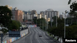 Совершенно опустевшие после американского воздушного удара и военной операции "Полуночный молот" улицы Каракаса, обычно очень плотно заполненные автомашинами и людьми. Утро 3 января 2026 года