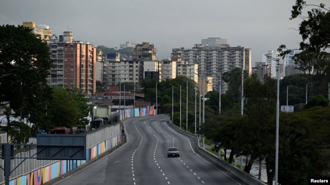 Совершенно опустевшие после американского воздушного удара и военной операции "Полуночный молот" улицы Каракаса, обычно очень плотно заполненные автомашинами и людьми. Утро 3 января 2026 года