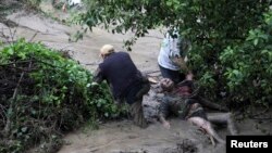 Чоловіки намагаються допомогти постраждалому внаслідок повені у Варні, 19 червня 2014 року
