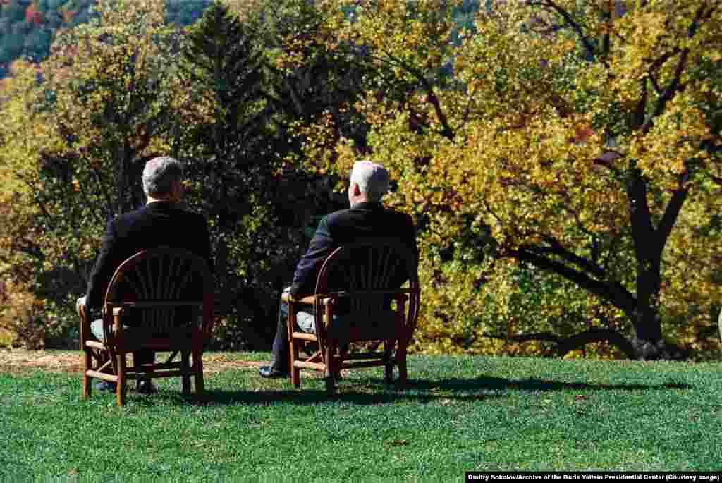Борис Ельцин (оң жақта) мен АҚШ президенті Билл Клинтон Нью-Йорктегі Гайд Паркте отыр.&nbsp;1995 жылғы қазан.​