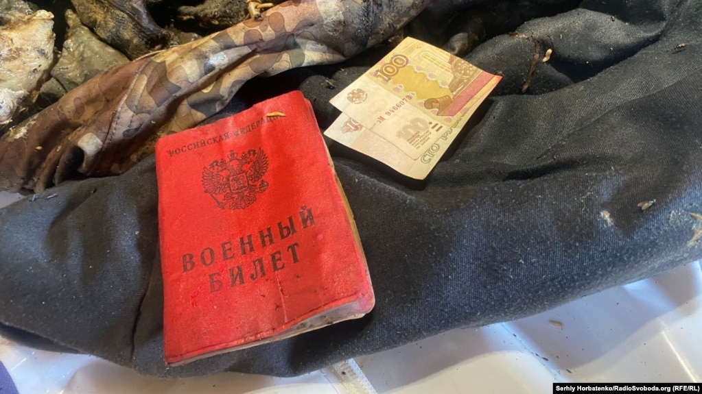 Документи та гроші, виявлені під час огляду загиблого на Донецькому напрямку військовослужбовця армії РФ. 8 червня 2026 року