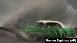 یک ماشین کلاسیک آمریکایی اسیر امواج آب در شهر هاوانا، پایتخت کوبا.
