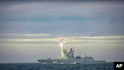 Фрегат ВМФ России «Адмирал Горшков» запускает из Баренцева моря новую гиперзвуковую крылатую ракету «Циркон». 8 мая 2022 года,