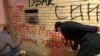Aktivisti čiste uvredljive grafite ispisane na zgradi novinara Dinka Gruhonjića, Novi Sad, Srbija
