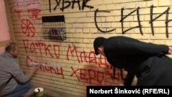 Grafiti u ulazu u zgradu u kojoj živi novinar Dinko Gruhonjić. 