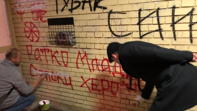 Prekrečeni grafiti mržnje na zgradi novinara u Novom Sadu