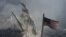 Amerikai zászló a terrortámadásban megsemmisült Világkereskedelmi Központ romjain, New Yorkban 2001. szeptember 11-én