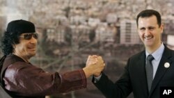 Башар Асад (справа) и Муамар Каддафи, Дамаск, 29 марта 2008