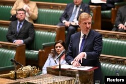 Vicepremierul britanic Dowden a susținut o declarație privind securitatea cibernetică și democrația la Camera Comunelor din Londra. 25 martie 2024.