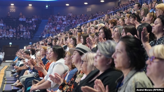 Arena Chișinău, un proiect public-privat controversat din perioada guvernării Partidului Democrat, a devenit una din principalele locații pentru concerte și alte evenimente, ca Ceremonia Pedagogul Anului, în această imagine din 2023