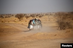 Oamenii sunt aruncați în deșert, fără apă, mâncare, sau asistență, expuși riscurilor - de la răpire, la violență, viol sau chiar moarte.