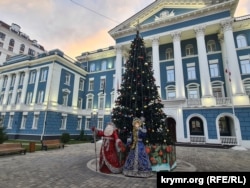 Новогодняя елка у здания российского Следкома в Симферополе. Декабрь 2025 года