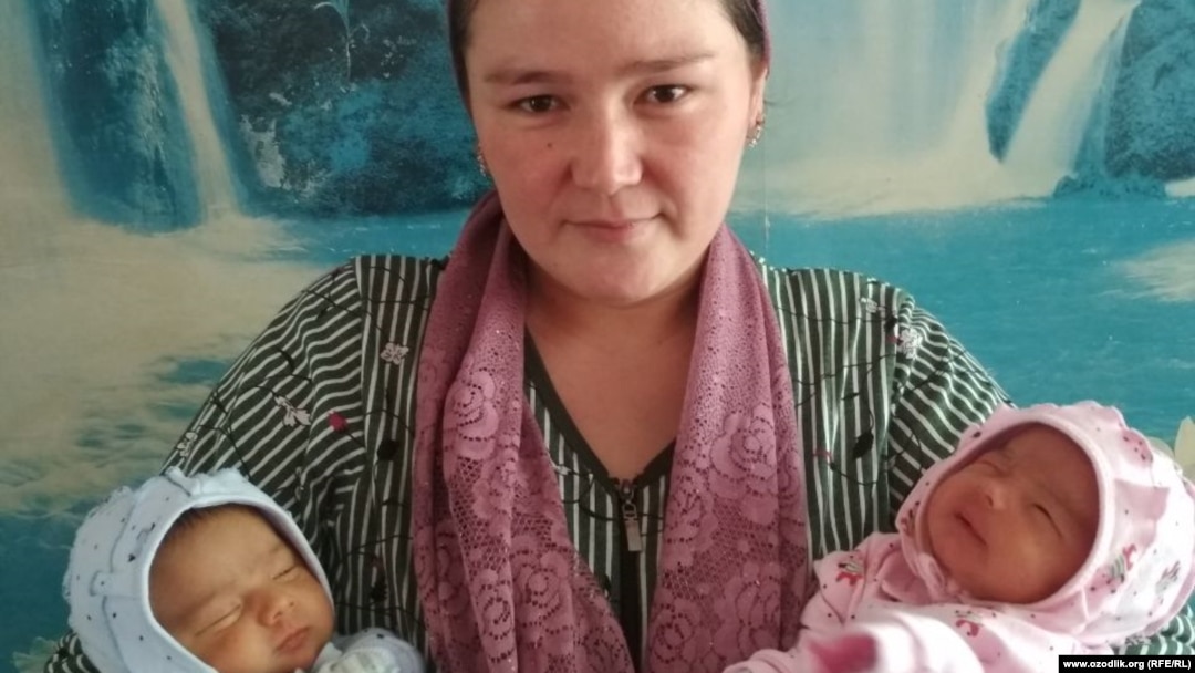 Фарида Ғозиева янги туғилган эгизаклари Фотима ва Зуҳра билан.