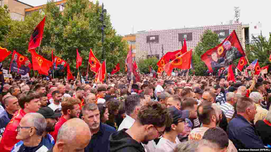 Protesta përfundoi me këngë patriotike, ndërsa turmat vazhduan të mbushnin sheshet e Prishtinës.