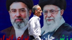 Muškarac prolazi pored velikog plakata na kojem su prikazani sadašnji vrhovni vođa Irana ajatolah Mojtaba Khamenei i njegov prethodnik, njegov otac Ali Khamenei, na ulici u Teheranu, 6. maja.