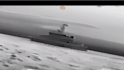 Скриншот з відео ВМСУ, на якому морський дрон атакує російський військовий катер, 30 квітня 2026 року