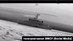 Скриншот з відео ВМСУ, на якому морський дрон атакує російський військовий катер, 30 квітня 2026 року