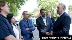 Premijer Zdravko Krivokapić je kazao da su mnoga pitanja oko ubistva Jovanovića do danas ostala neotvorena. “ To nam daje za obavezu da i posle 17 godina krenemo u istragu, koja se već dijelom radi, kako bi došli do saznanja, ne ko je počinio, nego ko je nalogodavac", poručio je.