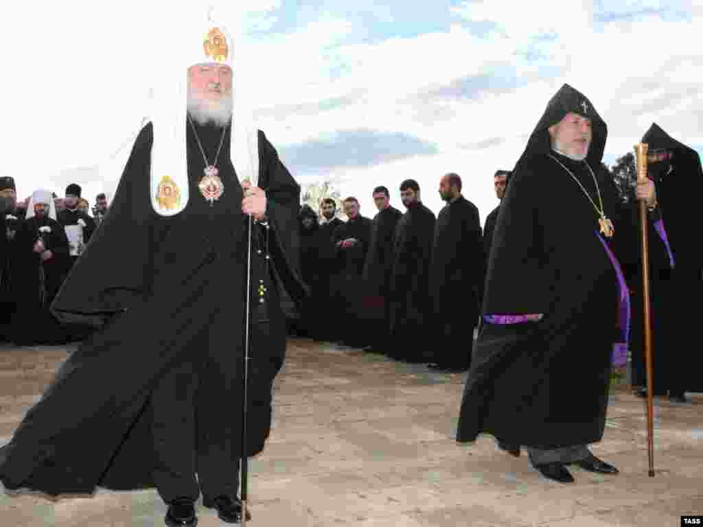 Расейскі патрыярх і армянскі каталікос ускладваюць вянок да магілы расейскіх салдат, якія загінулі ў 1828 годзе.