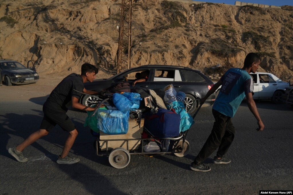 Palestinezë të zhvendosur duke ikur përmes Rrugës Detare drejt veriut të Rripit të Gazës, më 30 gusht.