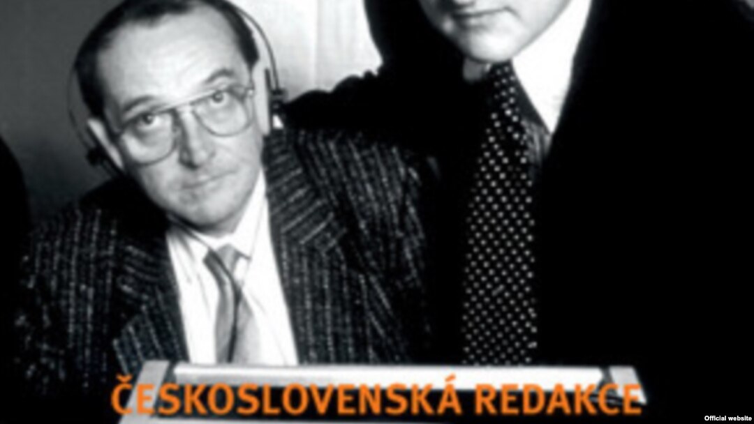 Detaliu de pe coperta volumului despre redacția cehoslovacă a Europei Libere de Prokop Tomek.