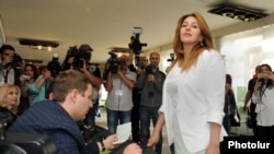 Armenia - Zaruhi Postanjian, an opposition mayoral candidate, casting her ballot in the May 14 elections in Yerevan