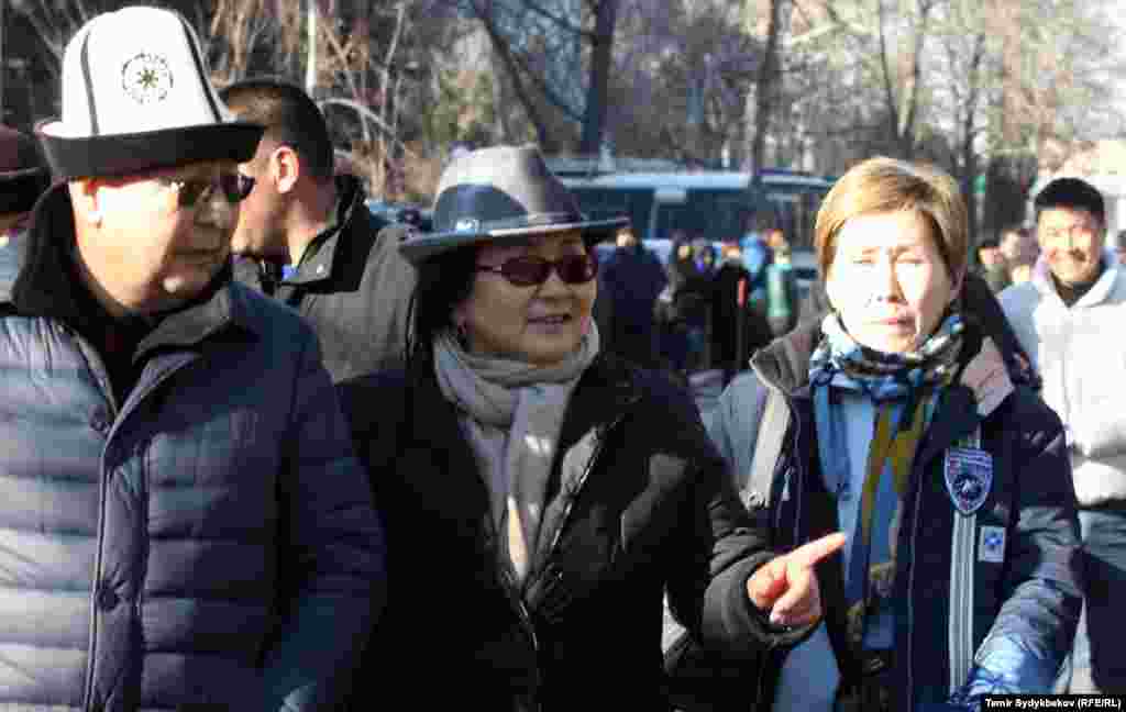 Эмилбек Каптагаев и экс-президент Роза Отунбаева.