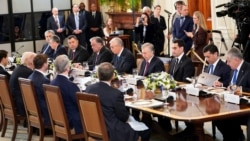 Лидеры стран Центральной Азии напротив президента США Дональда Трампа и членов его администрации на саммите «С5+1» в Вашингтоне в ноябре 2025 года
 