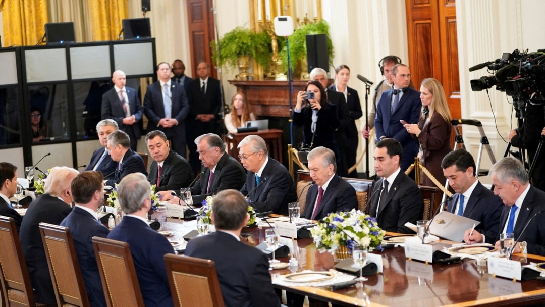 Резеңке есек Элизабет Олсеннің порно фотосуреті