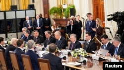 Орталық Азия елдерінің президенттері АҚШ президенті Дональд Трамппен кездесіп отыр. Вашингтон, 6 қараша, 2025 жыл. 
 