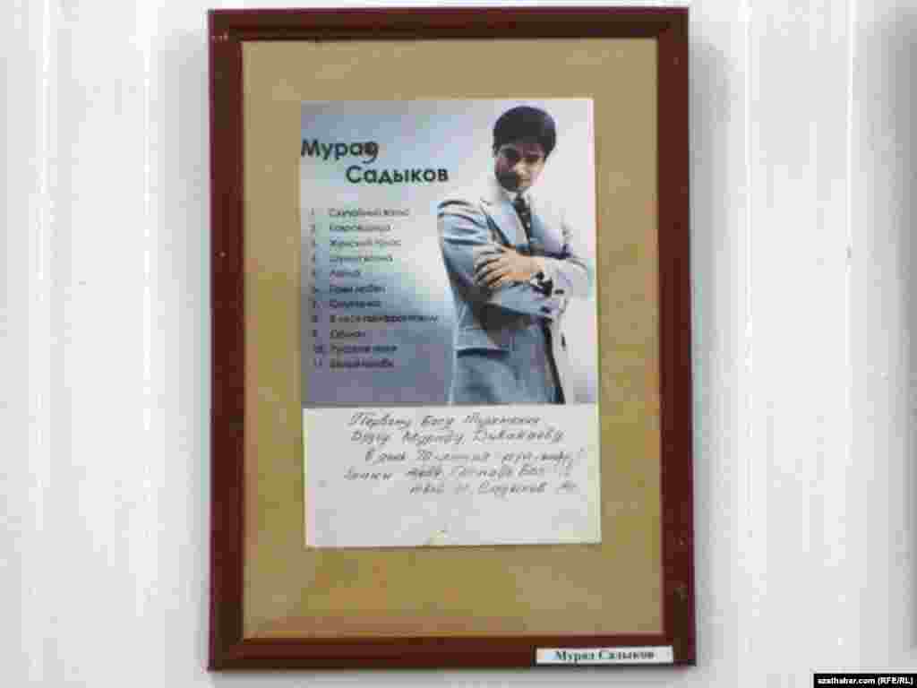 Myrat Diwanaýewiň sergisinden, Aşgabat, 21-nji iýun, 2011-nji ýyl. (Surata düşüren: D.Ýazgulyýew)